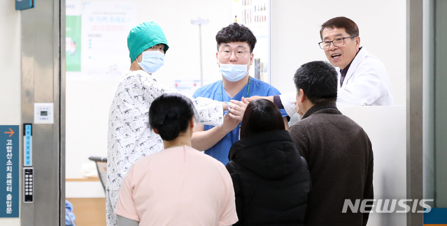 【강릉=뉴시스】김선웅 기자 = 강릉 펜션 가스중독 사고로 부상을 입은 서울 대성고 3학년 학생들이 강릉아산병원에서 치료를 받고 있는 가운데 회복이 빠른 것으로 알려진 학생(왼쪽)이 20일 강원 강릉아산병원 고압산소치료센터로 치료를 받기 위해 걸어들어가고 있다. 2018.12.20.&nbsp; mangusta@newsis.com 