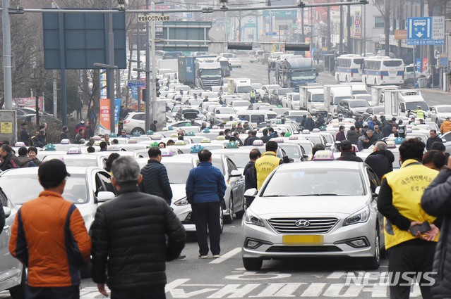 【대전=뉴시스】함형서 기자 = 카카오 카풀에 반대하는 대전 택시업계가 20일 오전 서울에서 열리는 집회에 참석하기 위해 올라가는 과정에서 대전 IC 인근 차로를 막고 있어 극심한 교통정체가 일어나고 있다. 2018.12.20foodwork23@newsis.com