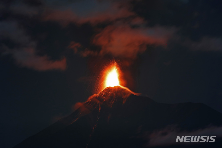 [안티과 ( 과테말라)= AP/뉴시스] 과테말라의 명 화산 '불의 화산'의 분화구에서 2018년 11월 19일 용암이 폭발하는 장면. (AP자료사진) 