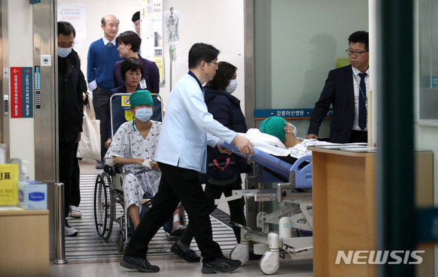 【강릉=뉴시스】김선웅 기자 = 강릉 펜션 가스중독 사고 사흘째인 20일 부상을 입은 대성고 학생들이 강릉아산병원 고압산소치료센터에서 치료를 받은 후 병실로 이동하고 있다. 2018.12.20.&nbsp; mangusta@newsis.com