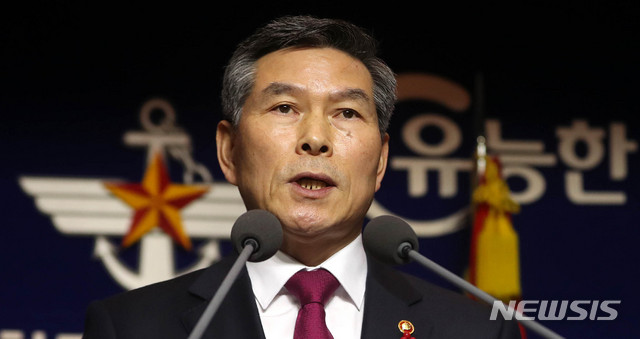 【서울=뉴시스】추상철 기자 =정경두 국방부장관이 20일 오후 서울 용산구 국방부에서 국방정책방향에 대한 설명을 하고 있다. 2018.12.20.&nbsp; scchoo@newsis.com