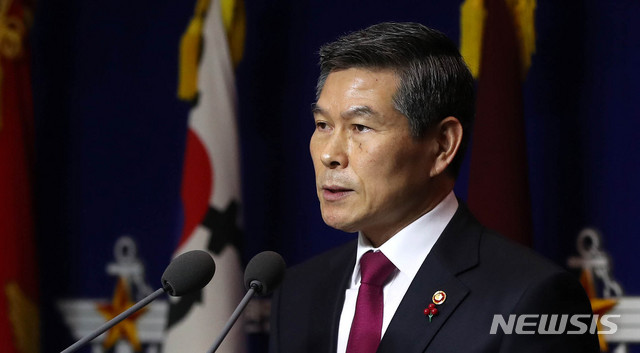 【서울=뉴시스】추상철 기자 =정경두 국방부장관이 20일 오후 서울 용산구 국방부에서 국방정책방향에 대한 설명을 하고 있다. 2018.12.20.&nbsp; scchoo@newsis.com