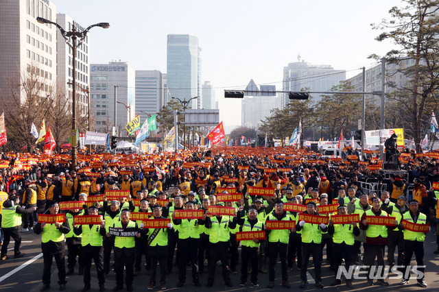 【서울=뉴시스】조성봉 기자 = 20일 오후 서울 영등포구 여의도 국회 인근에서 열린  '카카오 카풀 반대' 제3차 택시 생존권 사수 결의대회에서 참가자들이 ‘불법자가용 영업 카풀 퇴출' 손피켓을 들고 구호를 외치고 있다. 2018.12.20.suncho21@newsis.com