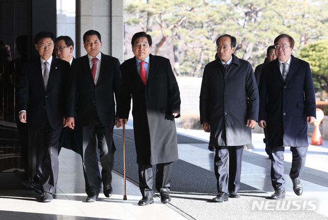 【서울=뉴시스】김병문 수습기자 =기획재정부 예산정보 유출 의혹을 받고 있는 자유한국당 심재철 의원이 자유한국당 의원들과 함께 20일 오후 서울 서초구 서울중앙지방검찰청에 출석하고 있다.&nbsp; 앞줄 왼쪽부터 최교일, 박대출, 심재철, 추경호, 강효상 의원. 2018.12.20.&nbsp; dadazon@newsis.com