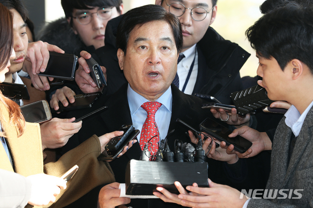 【서울=뉴시스】김병문 수습기자 =기획재정부 예산정보 유출 의혹을 받고 있는 자유한국당 심재철 의원이 20일 오후 서울 서초구 서울중앙지방검찰청에 출석해 발언하고 있다. 2018.12.20. dadazon@newsis.com