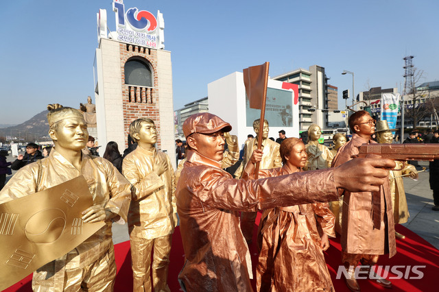 【서울=뉴시스】홍효식 기자 = 20일 오후 서울 종로구 광화문광장에서 열린 3·1운동 및 대한민국임시정부 수립 100주년 기념사업 홍보탑 제막식에서 유관순, 김구, 안중근 등 순국선열을 대표하는 인물들을 재현한 동상 퍼포머들이 홍보탑 앞에서 퍼포먼스를 하고 있다. 32018.12.20. yesphoto@newsis.com