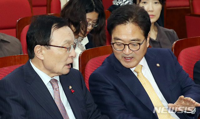 [서울=뉴시스]이종철 기자&nbsp; = 고(故) 이해찬 당시 더불어민주당 대표가 2018년 12월20일 오후 서울 여의도 국회 의원회관에서 열린 민주당 기후변화대응 및 에너지전환산업육성 특별위원회 출범식에서 우원식 당시 특위위원장과 의견을 나누고 있다. 2018.12.20.jc4321@newsis.com