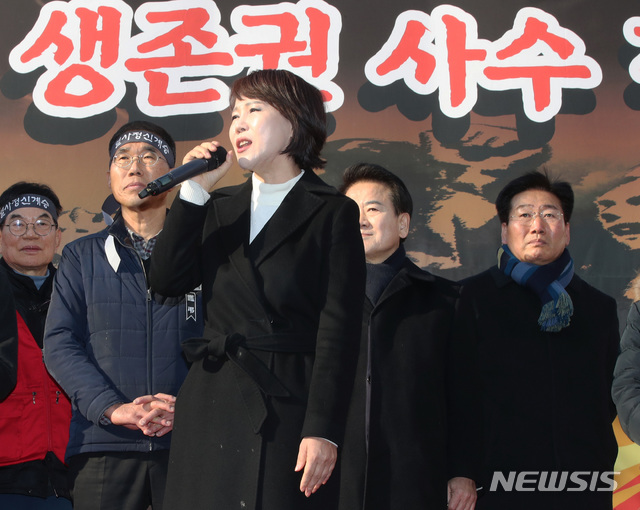 【서울=뉴시스】이윤청 수습기자 = 더불어민주당 전현희 택시 카풀 TF 위원장이 20일 오후 서울 영등포구 여의도 국회 인근에서 열린 '카카오 카풀 반대' 제3차 택시 생존권 사수 결의대회에 참석해 발언하고 있다. 2018.12.20. radiohead@newsis.com