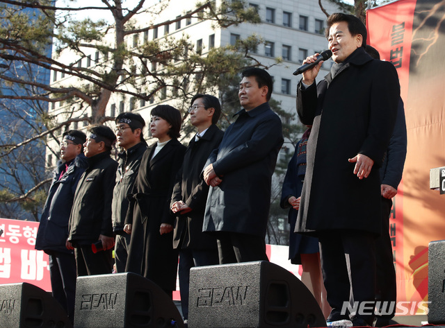 【서울=뉴시스】이윤청 수습기자 = 민주평화당 정동영 대표가 20일 오후 서울 영등포구 여의도 국회 인근에서 열린 '카카오 카풀 반대' 제3차 택시 생존권 사수 결의대회에 참석해 발언하고 있다. 2018.12.20.  radiohead@newsis.com