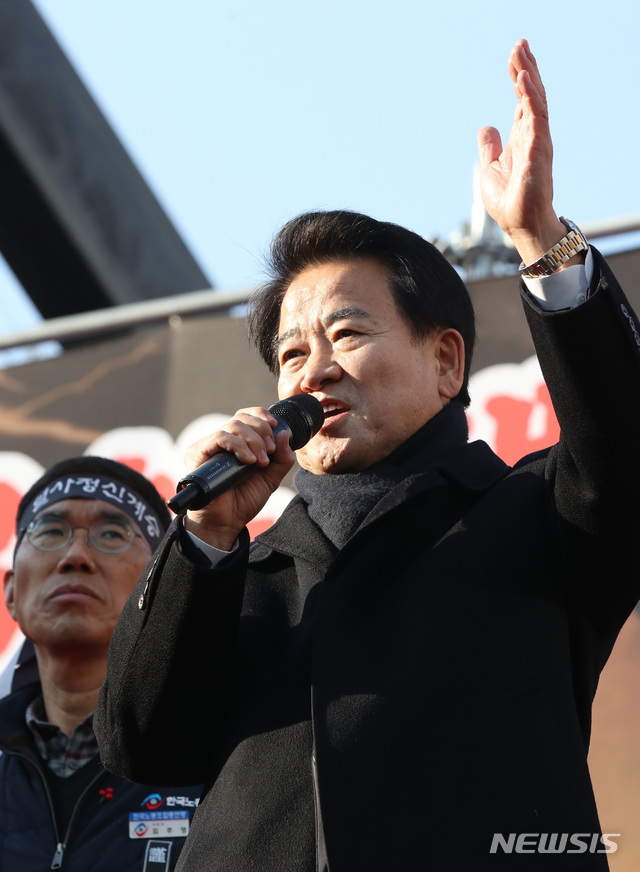 【서울=뉴시스】이윤청 수습기자 = 민주평화당 정동영 대표가 20일 오후 서울 영등포구 여의도 국회 인근에서 열린 '카카오 카풀 반대' 제3차 택시 생존권 사수 결의대회에 참석해 발언하고 있다. 2018.12.20. radiohead@newsis.com