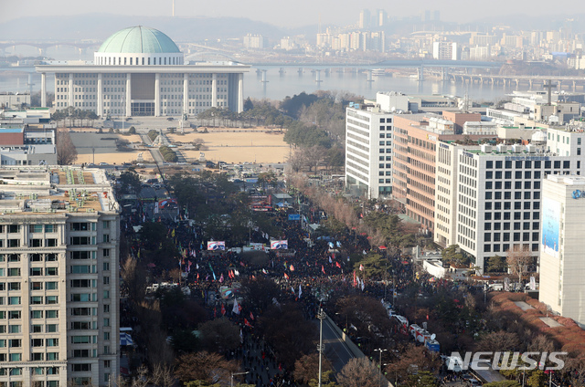 【서울=뉴시스】고승민 기자 = 20일 오후 서울 여의도 국회 앞 의사당대로에서 제3차 택시 생존권 사수 결의대회가 열리고 있다. 2018.12.20.kkssmm99@newsis.com