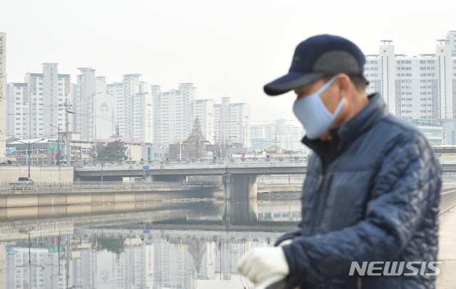 【대구=뉴시스】우종록 기자 = 대구에 초미세먼지 주의보가 발령된 20일 오후 대구 중구 동신교 신천둔치에서 한 시민이 마스크를 착용하고 있다. 2018.12.20. wjr@newsis.com