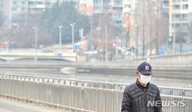 【대구=뉴시스】우종록 기자 = 대구에 초미세먼지 주의보가 발령된 20일 오후 대구 중구 동신교 신천둔치에서 한 시민이 마스크를 착용하고 걸어가고 있다. 2018.12.20. wjr@newsis.com