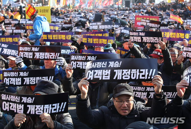 【서울=뉴시스】이윤청 수습기자 = 20일 오후 서울 영등포구 여의도 국회 인근에서 열린 '카카오 카풀 반대' 제3차 택시 생존권 사수 결의대회에서 택시기사들이 구호를 외치고 있다. 2018.12.20.  radiohead@newsis.com