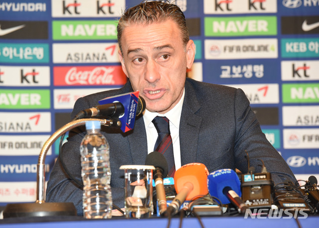 【울산=뉴시스】배병수 기자 = 대한민국 축가대표팀 파울루 벤투 감독은 20일 오후 울산시 남구 롯데호텔 2층 제이드룸에서 2019 아시안컵 출전선수명단을 발표하고 있다. 2018.12.20. bbs@newsis.com