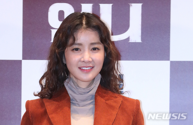 【서울=뉴시스】조수정 기자 = 배우 이시영이 영화 '언니' 언론시사회가 열린 20일 오후 서울 자양동 롯데시네마 건대입구에서 포즈를 취하고 있다. 영화 '언니'는 1월 1일 개봉한다. 2018.12.20. chocrystal@newsis.com