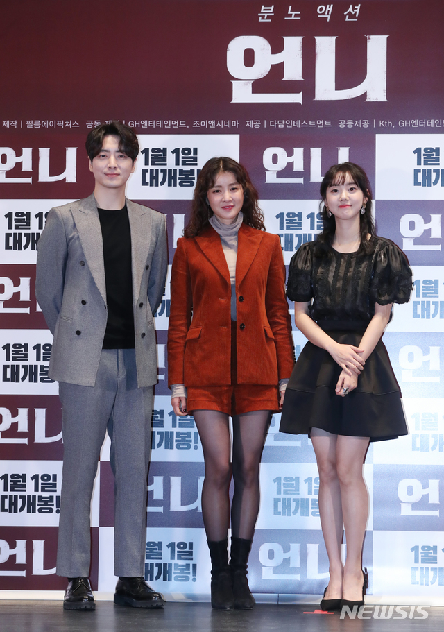 【서울=뉴시스】조수정 기자 = 영화 '언니' 언론시사회가 열린 20일 오후 서울 자양동 롯데시네마 건대입구에서 배우들이 포즈를 취하고 있다. 왼쪽부터 배우 이준혁, 이시영, 박세완. 영화 '언니'는 1월 1일 개봉한다. 2018.12.20. chocrystal@newsis.com