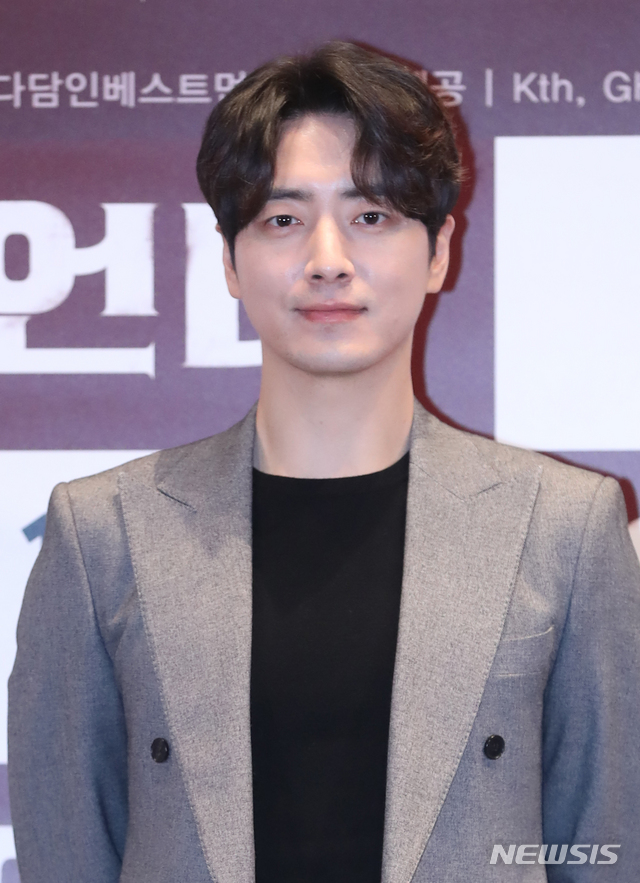 【서울=뉴시스】조수정 기자 = 배우 이준혁이 영화 '언니' 언론시사회가 열린 20일 오후 서울 자양동 롯데시네마 건대입구에서 포즈를 취하고 있다. 영화 '언니'는 1월 1일 개봉한다. 2018.12.20. chocrystal@newsis.com