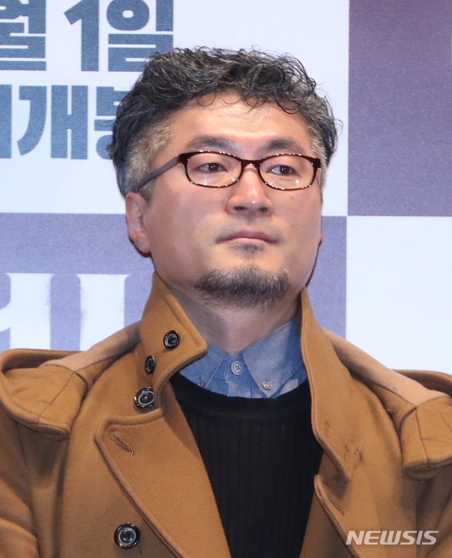 【서울=뉴시스】조수정 기자 = 임경택 감독이 영화 '언니' 언론시사회가 열린 20일 오후 서울 자양동 롯데시네마 건대입구에서 포즈를 취하고 있다. 영화 '언니'는 1월 1일 개봉한다. 2018.12.20. chocrystal@newsis.com