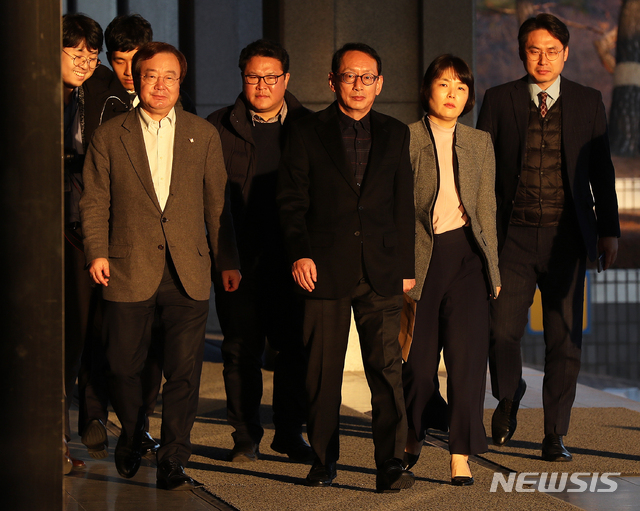 【서울=뉴시스】김병문 수습기자 =자유한국당 김도읍 조사단장(오른쪽 세번째), 강효상(오른쪽 다섯번째) 의원, 전희경(오른쪽 두번째) 의원이 20일 오후 서울 서초구 서울중앙지방검찰청에서 청와대 특감반 직권남용·권리행사방해 및 직무유기 고발장 접수를 하기 위해 청사에 들어서고 있다. 2018.12.20.&nbsp; dadazon@newsis.com