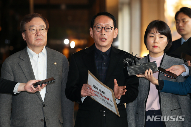 【서울=뉴시스】김병문 수습기자 =자유한국당 김도읍(가운데) 조사단장이 20일 오후 서울 서초구 서울중앙지방검찰청에서 청와대 특감반 직권남용·권리행사방해 및 직무유기 고발장 접수에 앞서 관련 발언을 하고 있다.&nbsp; 왼쪽부터 자유한국당 강효상, 김도읍, 전희경 의원. 2018.12.20.&nbsp; dadazon@newsis.com