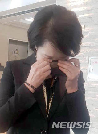 【서울=뉴시스】 유은혜 교육부 장관이 20일 오후 서울 서대문구 세브란스병원에 마련된 강릉 펜션에서 일산화탄소 중독으로 사망한 학생들의 빈소를 조문하고 눈물을 닦고 있다. 2018.12.20.&nbsp; photo@newsis.com 