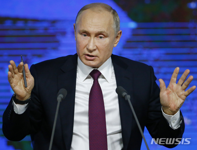 20일 러시아 푸틴 대통령이 연말 생중계 기자회견에서 말하고 있다.   AP  