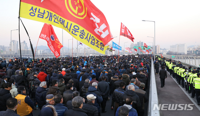 【서울=뉴시스】이윤청 수습기자 = 20일 오후 서울 영등포구 여의도 국회 인근에서 열린 '카카오 카풀 반대' 제3차 택시 생존권 사수 결의대회를 마친 택시기사들이 마포대교를 건너고 있다. 2018.12.20.&nbsp; radiohead@newsis.com