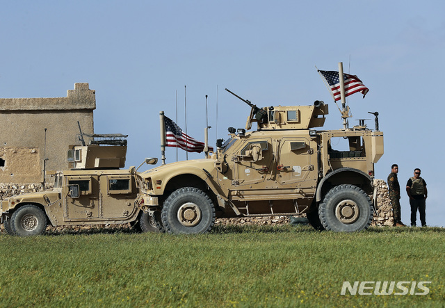 【워싱턴DC=AP/뉴시스】도널드 트럼프 미국 대통령이 19일(현지시간) 시리아 주둔 미군을 사실상 전면 철수하겠다고 발표했다. 이에 대해 시리아 내 미국의 주요 동맹국들은 이슬람국가(IS) 무장세력이 패배했다는 도널드 트럼프 대통령의 주장을 일축하면서 미군 철수가 극단주의 단체의 부활로 이어질 것이라고 경고했다. 사진은 지난 3월29일 시리아 북부 만비즈 전선 부근에 주둔한 미군의 모습. 2018.12.20.