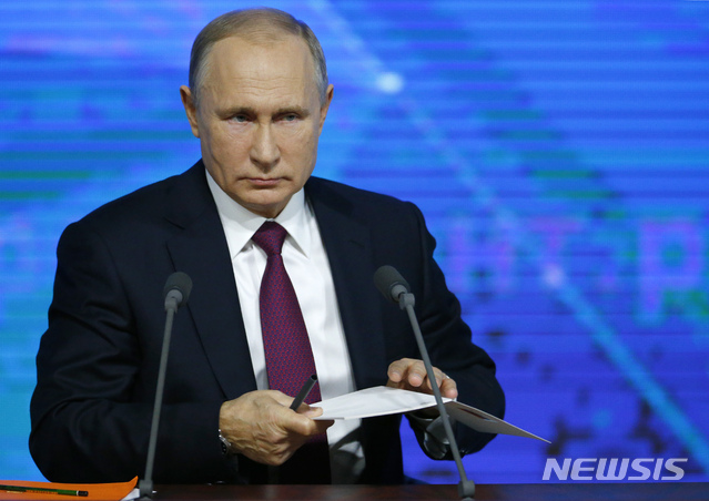 【모스크바=AP/뉴시스】블라디미르 푸틴 러시아 대통령이 20일 정례 연말 기자회견을 하고 있다.