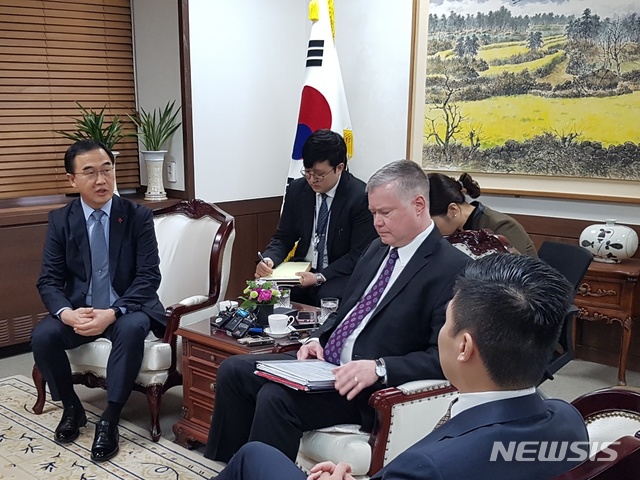 【서울=뉴시스】조명균 통일부 장관과 스티븐 비건 미 국무부 대북정책특별대표. 