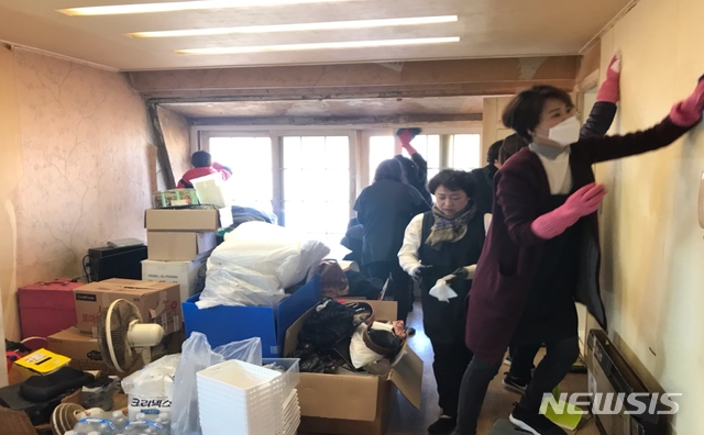 【서울=뉴시스】 영등포구 취약가구 주거환경 개선 작업. 2018.12.21. (사진=영등포구 제공)