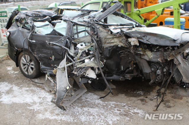 【화천=뉴시스】한윤식 기자 = 21일 전날 오후 강원 화천군 화천읍 풍산리 지방도로에서 군에 입대한 아들 면회를 마치고 귀가 중 교통사고로 4명이 사망하고 1명이 중상을 입은 사고차량의 모습 당시 참혹함을 보여주고 있다. 2018.12.21.&nbsp; ysh@newsis.com 