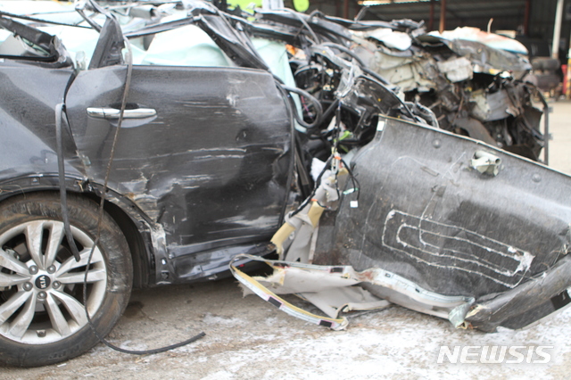 【화천=뉴시스】한윤식 기자 = 21일 전날 오후 강원 화천군 화천읍 풍산리 지방도로에서 군에 입대한 아들 면회를 마치고 귀가 중 교통사고로 4명이 사망하고 1명이 중상을 입은 사고차량의 모습 당시 참혹함을 보여주고 있다. 2018.12.21. ysh@newsis.com