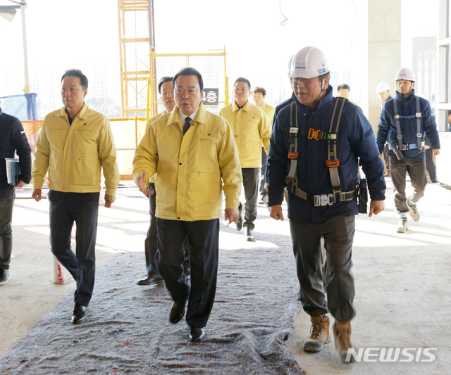【서울=뉴시스】 노현송 강서구청장이 마곡지구 공사현장을 둘러보고 있다. 2018.12.21. (사진=강서구 제공)