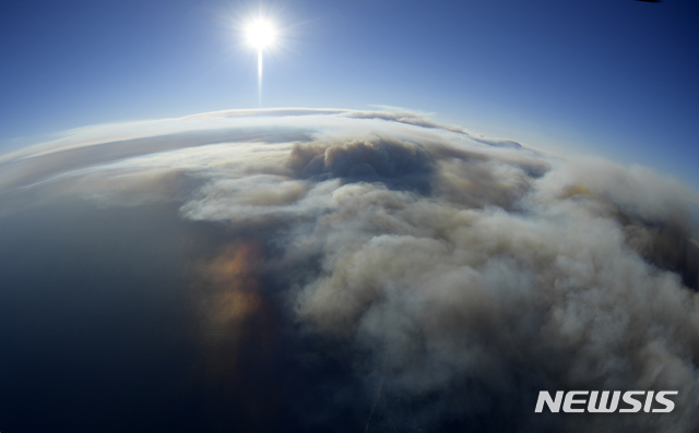 【서울=뉴시스】과학자들이 20일 (현지시간) 환경오염의 ‘나비 효과’에 대해 경고했다. 빠르게 녹고 있는 북극의 빙하와 지난 11월 발생한 캘리포니아 대 화재가 서로 긴밀하게 연관되어 있다는 것이다. 사진은 지난 11월 9일 헬리콥터에서 찍한 미국 캘리포니아 주 말리부해 모습.