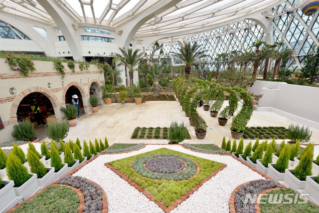 【서울=뉴시스】서울시는 24일부터 서울식물원 식물문화센터(온실)와 열린숲, 호수원을 중심으로 '2018 서울식물원 윈터가든'을 운영한다. 2018.12.23. (사진=서울시 제공)