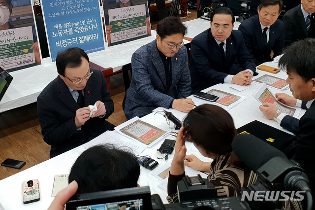 【태안=뉴시스】 권교용 기자 = 이해찬 더불어민주당 대표가 21일 오후 충남 태안군 태안의료원에 마련된 고 김용균 씨 빈소를 찾아 조문한 후 유족과 대화하던 중 눈시울을 붉히고 있다. 2018.12.21.&nbsp;&nbsp; ggy0119@newsis.com