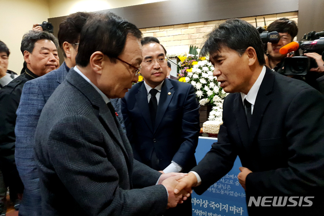 【태안=뉴시스】 권교용 기자 = 이해찬 더불어민주당 대표가 21일 오후 충남 태안군 태안의료원에 마련된 고 김용균 씨 빈소를 찾아 조문한 후 유족과 인사를 나누고 있다. 2018.12.21.&nbsp; ggy0119@newsis.com