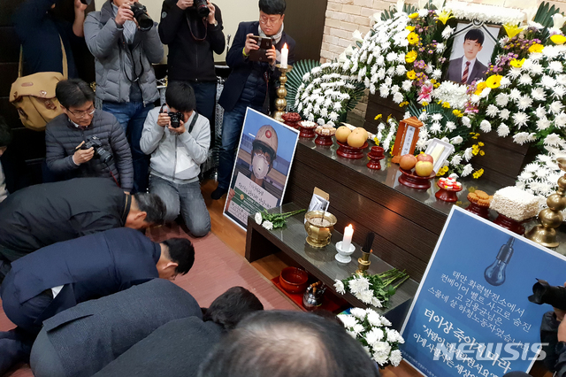 【태안=뉴시스】 권교용 기자 = 이해찬 더불어민주당 대표가 21일 오후 충남 태안군 태안의료원에 마련된 고 김용균 씨 빈소를 찾아 조문하고 있다. 2018.12.21.&nbsp; ggy0119@newsis.com