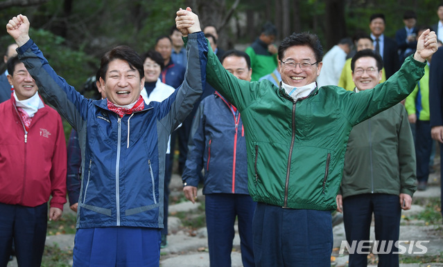 【안동=뉴시스】류상현 기자 = 이철우(오른쪽) 지사가 지난 10월 2일 경북-대구 상생방안을 논의하고자 권영진 대구시장과 팔공산 둘레길을 함께 걸으며 환호하고 있다. 2018.12.21 (사진=경북도 제공) photo@newsis.com 