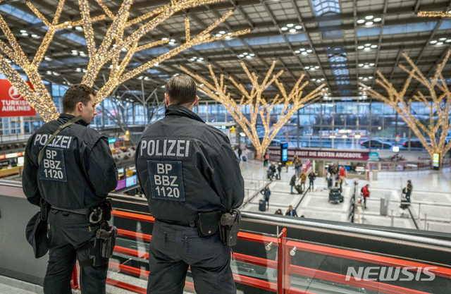 【슈투트가르트=AP/뉴시스】 독일 슈투트가르트 공항에서 테러 정황이 포착되면서 20일(현지시간) 당국이 경계 강화에 나섰다. 