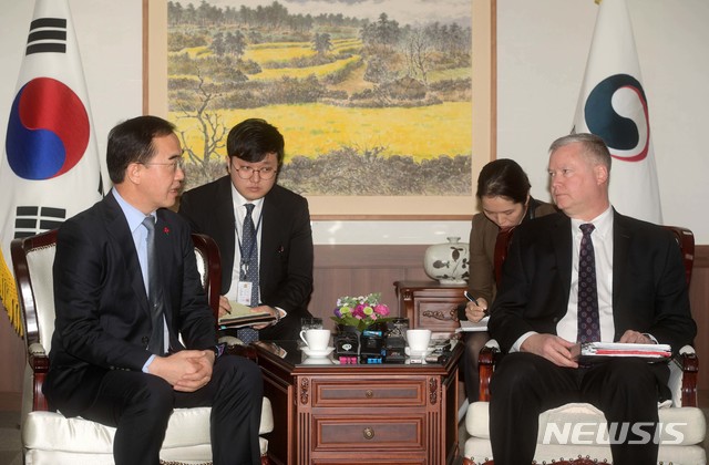 【서울=뉴시스】 홍효식 기자 = 조명균 통일부 장관과 스티브 비건 미국 국무부 대북특별대표가 21일 정부서울청사에서 만나 북한의 비핵화와 남북 교류협력 사업의 진행 상황 등에 대해 이야기를 나누고 있다. 2018.12.21. photo@newsis.com
