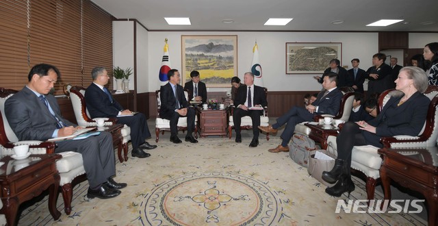 【서울=뉴시스】 홍효식 기자 = 조명균 통일부 장관과 스티브 비건 미국 국무부 대북특별대표가 21일 정부서울청사에서 만나 북한의 비핵화와 남북 교류협력 사업의 진행 상황 등에 대해 이야기를 나누고 있다. 2018.12.21.&nbsp; photo@newsis.com