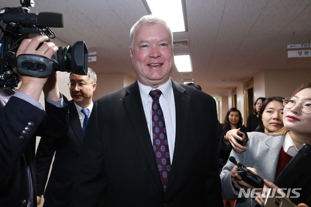 【서울=뉴시스】 홍효식 기자 = 스티븐 비건 미국 국무부 대북정책 특별대표가 21일 오전 서울 종로구 정부서울청사에서 조명균 통일부 장관과 면담을 가지기 위해 접견실로 향하고 있다. 2018.12.21. photo@newsis.com