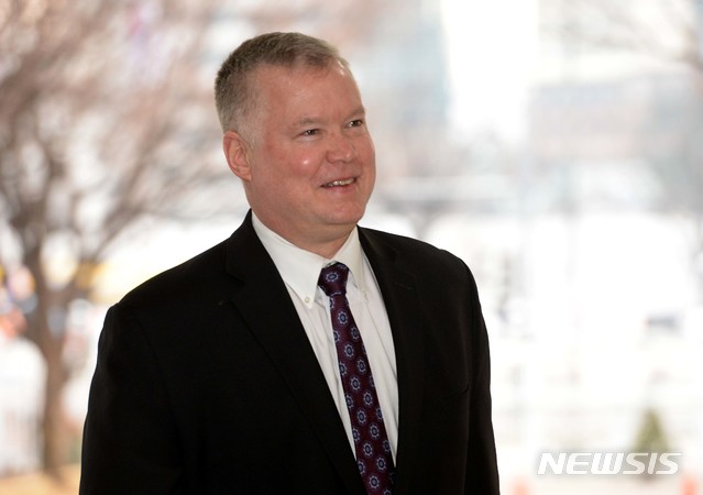 【서울=뉴시스】 홍효식 기자 = 스티브 비건 미국 국무부 대북정책 특별대표가 조명균 통일부 장관과의 면담을 위해 21일 오전 서울 광화문 정부중앙청사로 들어오고 있다. 2018.12.21. photo@newsis.com