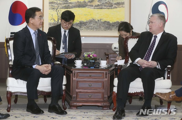 【서울=뉴시스】 홍효식 기자 = 조명균 통일부 장관(왼쪽)이 21일 오전 서울 종로구 정부서울청사에서 스티븐 비건 미국 국무부 대북정책특별대표와 면담을 하고 있다. 2018.12.21. photo@newsis.com