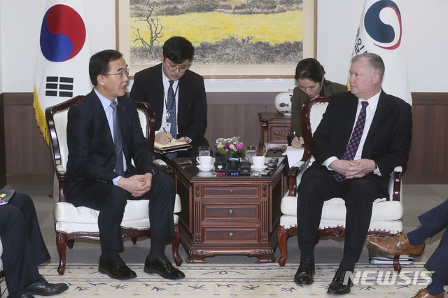 【서울=뉴시스】 홍효식 기자 = 조명균 통일부 장관(왼쪽)이 21일 오전 서울 종로구 정부서울청사에서 스티븐 비건 미국 국무부 대북정책특별대표와 면담을 하고 있다. 2018.12.21.&nbsp; photo@newsis.com