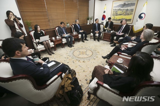 【서울=뉴시스】 홍효식 기자 = 조명균 통일부 장관(왼쪽 세번째)이 21일 오전 서울 종로구 정부서울청사에서 스티븐 비건 미국 국무부 대북정책특별대표(오른쪽 세번째)와 면담을 하고 있다. 2018.12.21. photo@newsis.com