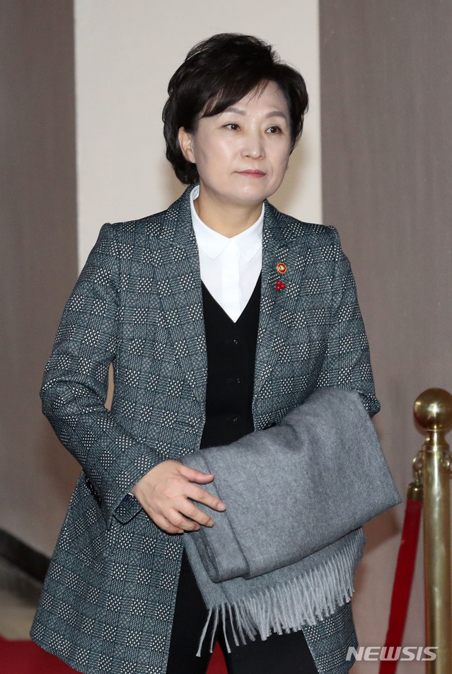 【서울=뉴시스】홍효식 기자 = 김현미 국토교통부 장관이 21일 오전 서울 종로구 정부서울청사에서 열린 제11차 사회관계장관회의에 참석하고 있다. 2018.12.21.&nbsp; yesphoto@newsis.com